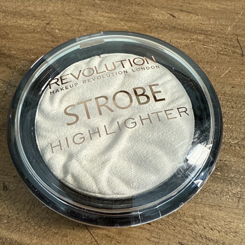 Strobe Highlighter By Makeup Revolution Ever glow Lights .26oz